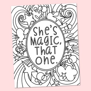 Może przedstawiać: Czarno-biała strona do kolorowania z fantazyjnym wzorem przedstawiającym gwiazdy, spirale i serca. Tekst "She's magic. That one." jest napisany w k&oacute;łku w środku strony.