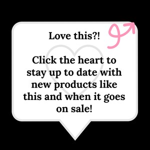 Pode incluir: Um bal&atilde;o de fala branco com um cora&ccedil;&atilde;o rosa e uma seta apontando para a direita. O texto no bal&atilde;o diz: "Love this?! Click the heart to stay up to date with new products like this and when it goes on sale!"