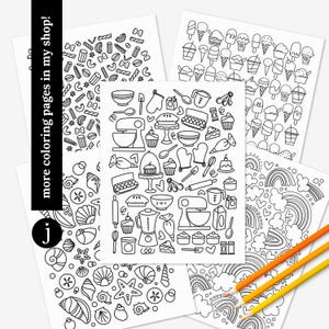Peut inclure: Une collection de cinq pages de coloriage en noir et blanc pr&eacute;sentant divers th&egrave;mes, notamment des ustensiles de p&acirc;tisserie, des glaces, des coquillages et des arcs-en-ciel. Trois crayons de couleur jaune et orange sont plac&eacute;s en bas &agrave; droite.