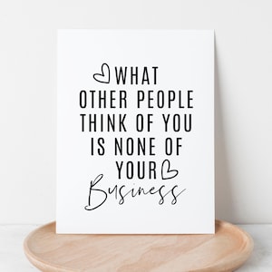以下が含まれることがあります： 「他の人があなたについてどう思おうと、あなたには関係ない」という引用文が書かれた、白黒の印刷可能な壁掛けアート。ビジネスという言葉の前後にハートマークがあります。