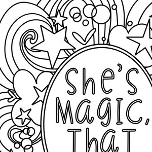 Może przedstawiać: Czarno-biała ilustracja koła z tekstem "She's Magic. That" w środku. Koło jest otoczone gwiazdami, sercami i wirami.