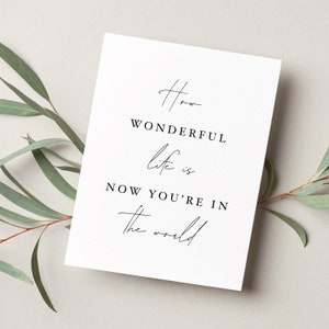 Pode incluir: Um cart&atilde;o branco com texto preto que diz "How wonderful life is now you're in the world".