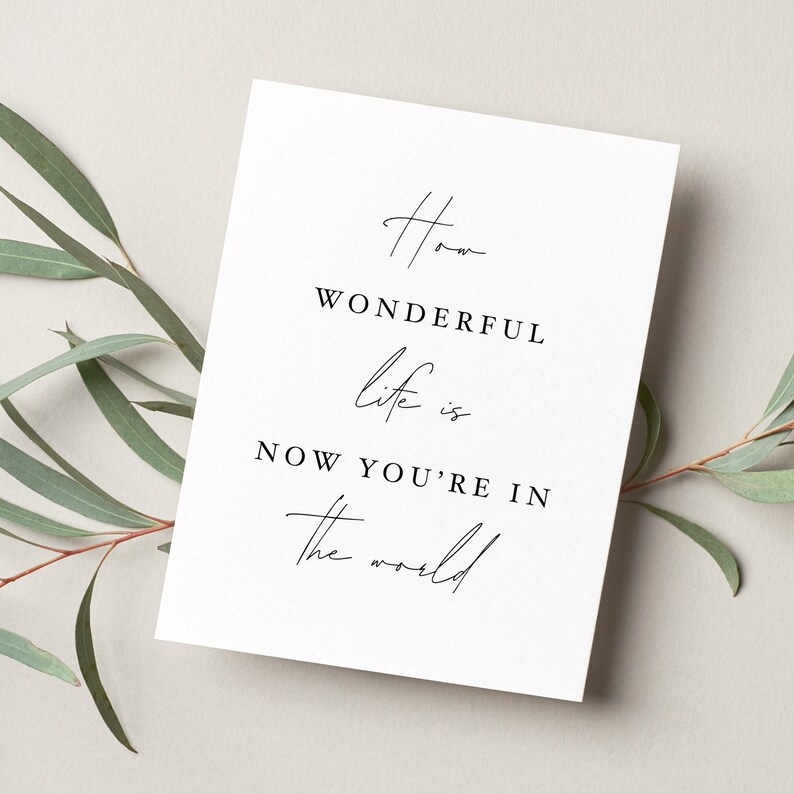 Pode incluir: Um cart&atilde;o branco com texto preto que diz "How wonderful life is now you're in the world".