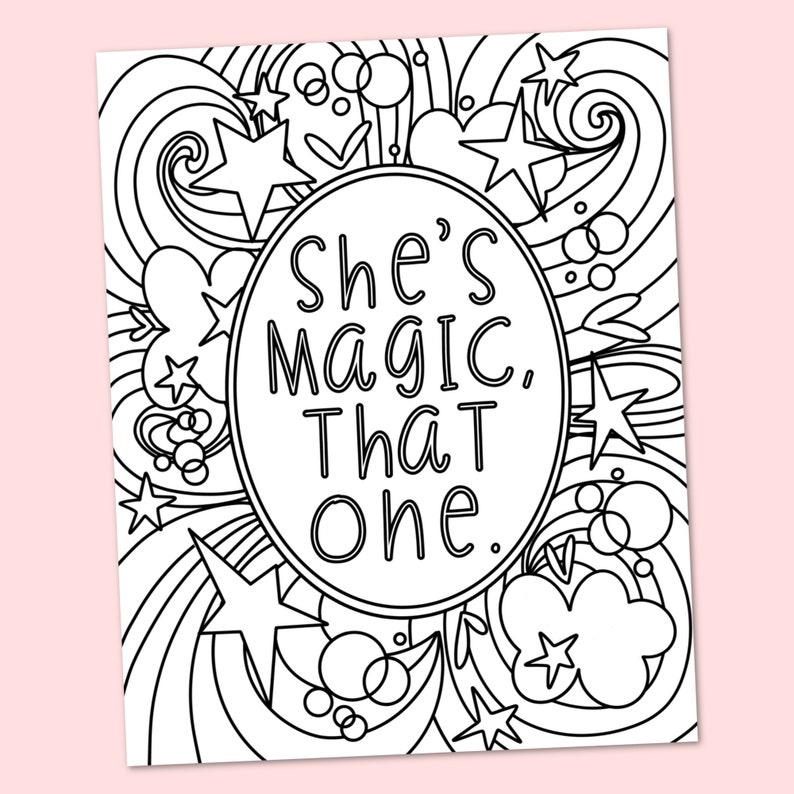 Może przedstawiać: Czarno-biała strona do kolorowania z fantazyjnym wzorem przedstawiającym gwiazdy, spirale i serca. Tekst "She's magic. That one." jest napisany w k&oacute;łku w środku strony.