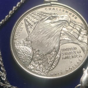 2008 geprägter Halbdollar-Anhänger mit brütenden amerikanischen Adlern, gefasst in Sterlingsilber mit einer 61 cm langen, in Italien gefertigten Sterlingsilber-Seilkette. Sehr seltene Münze der South Mint. Bild 4