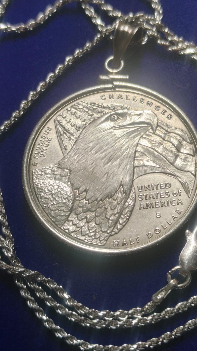 2008 geprägter Halbdollar-Anhänger mit brütenden amerikanischen Adlern, gefasst in Sterlingsilber mit einer 61 cm langen, in Italien gefertigten Sterlingsilber-Seilkette. Sehr seltene Münze der South Mint. Bild 4