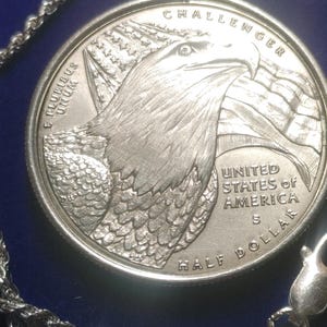 2008 geprägter Halbdollar-Anhänger mit brütenden amerikanischen Adlern, gefasst in Sterlingsilber mit einer 61 cm langen, in Italien gefertigten Sterlingsilber-Seilkette. Sehr seltene Münze der South Mint. Bild 3
