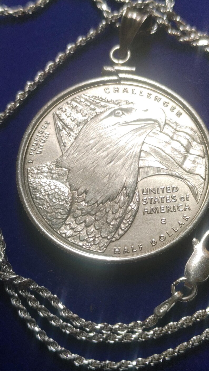 2008 geprägter Halbdollar-Anhänger mit brütenden amerikanischen Adlern, gefasst in Sterlingsilber mit einer 61 cm langen, in Italien gefertigten Sterlingsilber-Seilkette. Sehr seltene Münze der South Mint. Bild 3