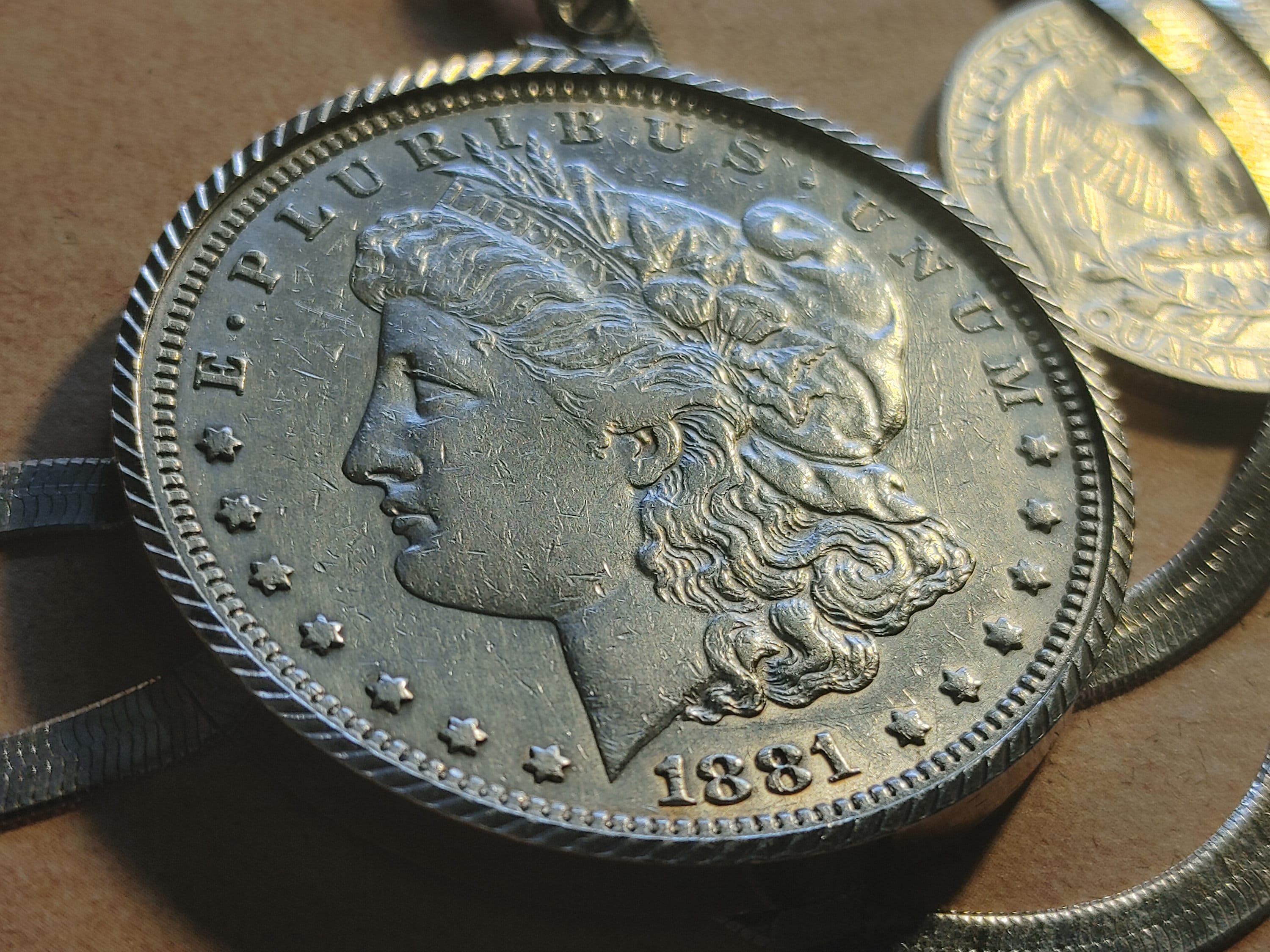 1881年モルガン銀貨ペンダント：未流通フィラデルフィアコイン