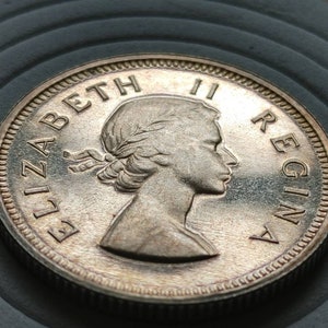 Südafrika Proof Silber Shilling Queen Elizabeth seltene Auflage 1700 mit Halter. Knapp.