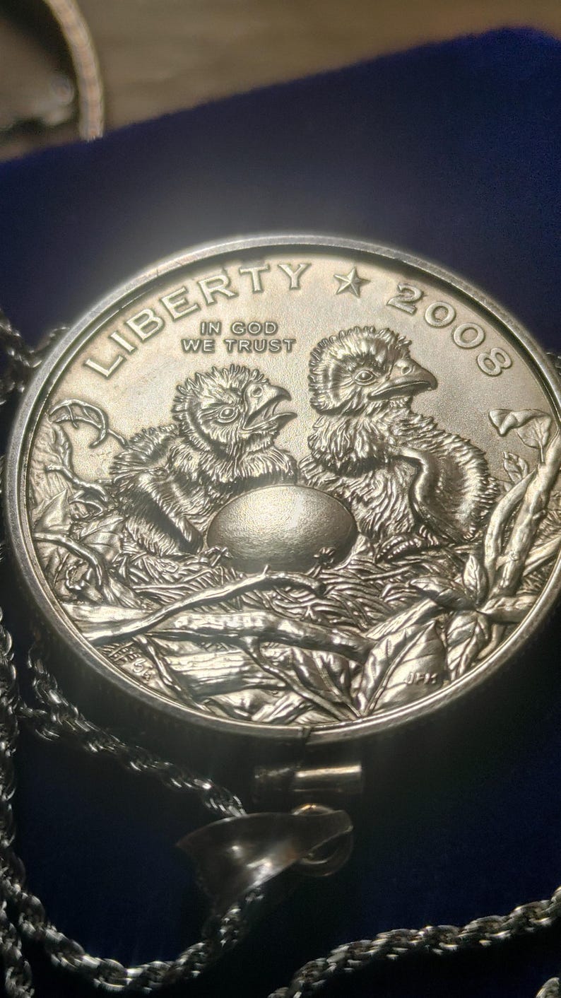 2008 geprägter Halbdollar-Anhänger mit brütenden amerikanischen Adlern, gefasst in Sterlingsilber mit einer 61 cm langen, in Italien gefertigten Sterlingsilber-Seilkette. Sehr seltene Münze der South Mint. Bild 10