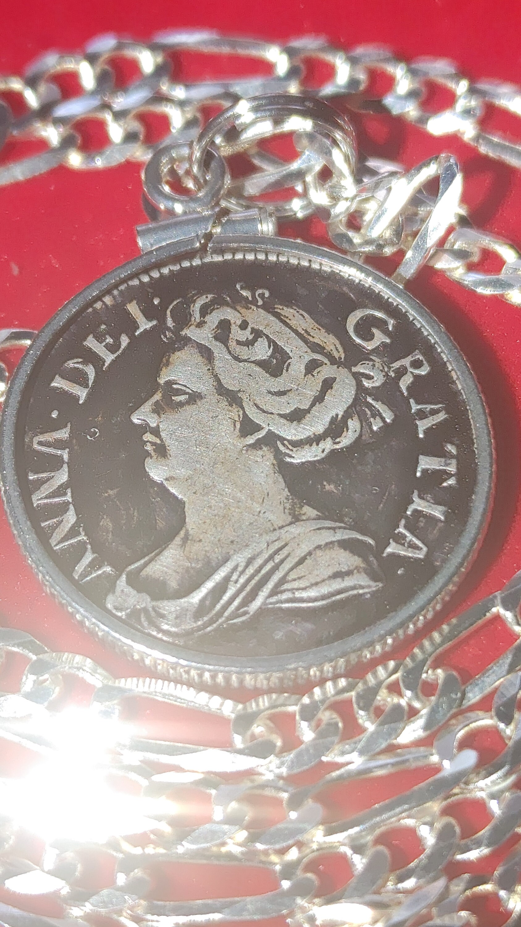 クイーンアン 1711 スターリングシルバー シックスペンスコインペンダントネックレス