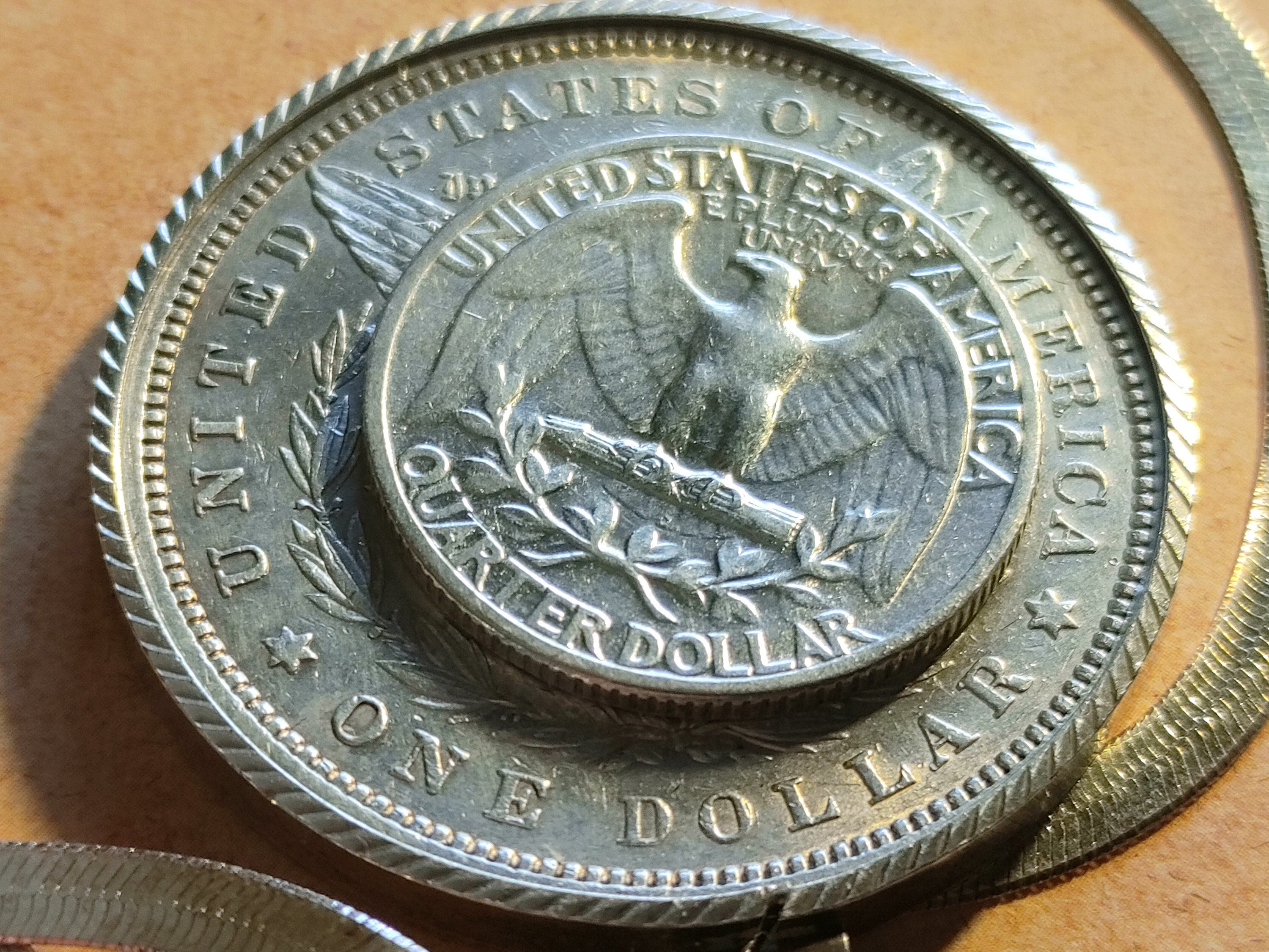 1881年モルガン銀貨ペンダント：未流通フィラデルフィアコイン