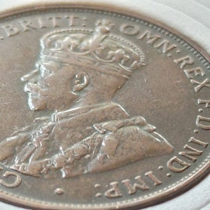 About uncirculated nicely toned 1933 Australia Penny, 6 Pearls and Center Diamond With Holder
