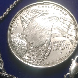 2008 geprägter Halbdollar-Anhänger mit brütenden amerikanischen Adlern, gefasst in Sterlingsilber mit einer 61 cm langen, in Italien gefertigten Sterlingsilber-Seilkette. Sehr seltene Münze der South Mint. Bild 7