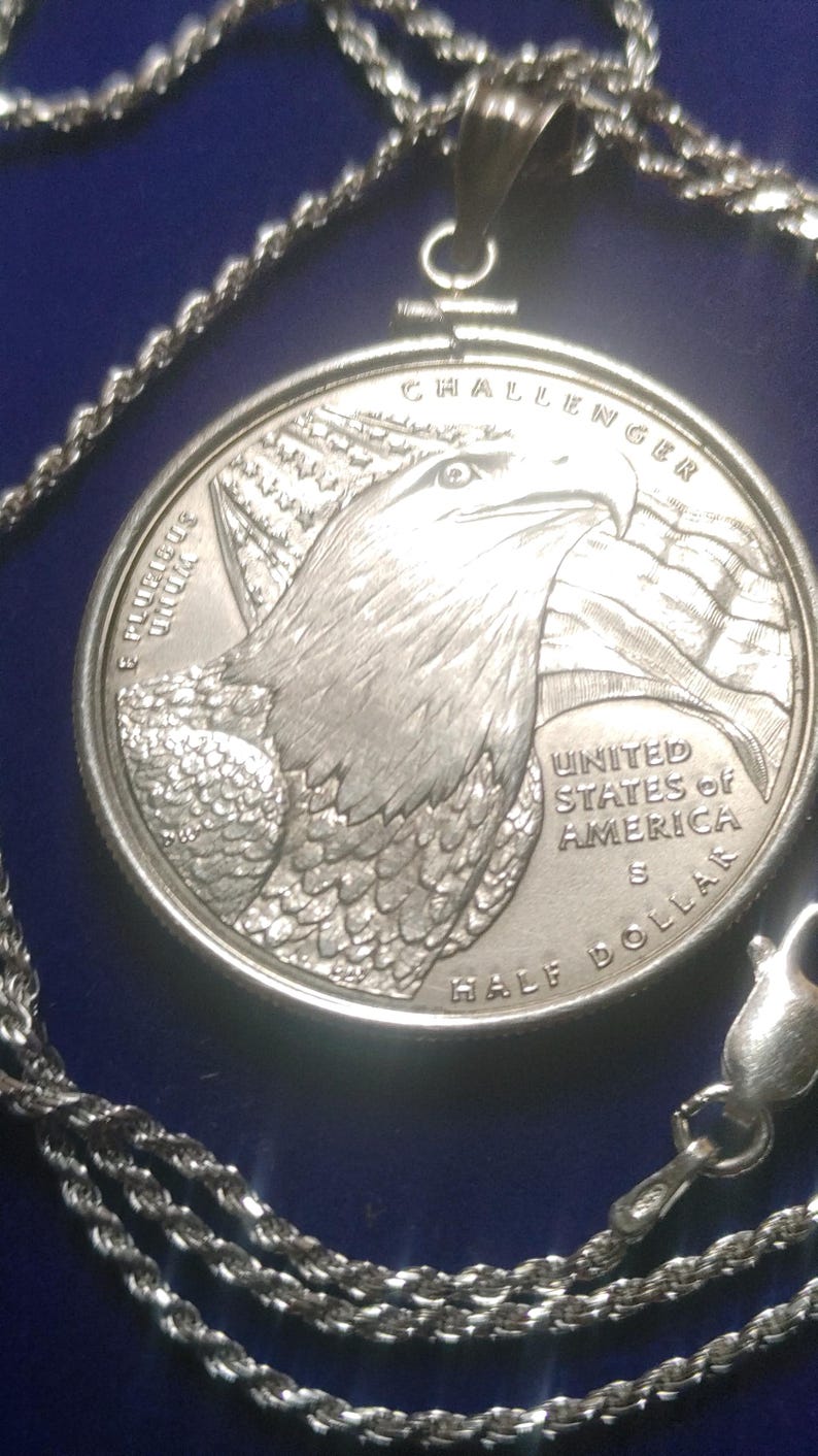 2008 geprägter Halbdollar-Anhänger mit brütenden amerikanischen Adlern, gefasst in Sterlingsilber mit einer 61 cm langen, in Italien gefertigten Sterlingsilber-Seilkette. Sehr seltene Münze der South Mint. Bild 7