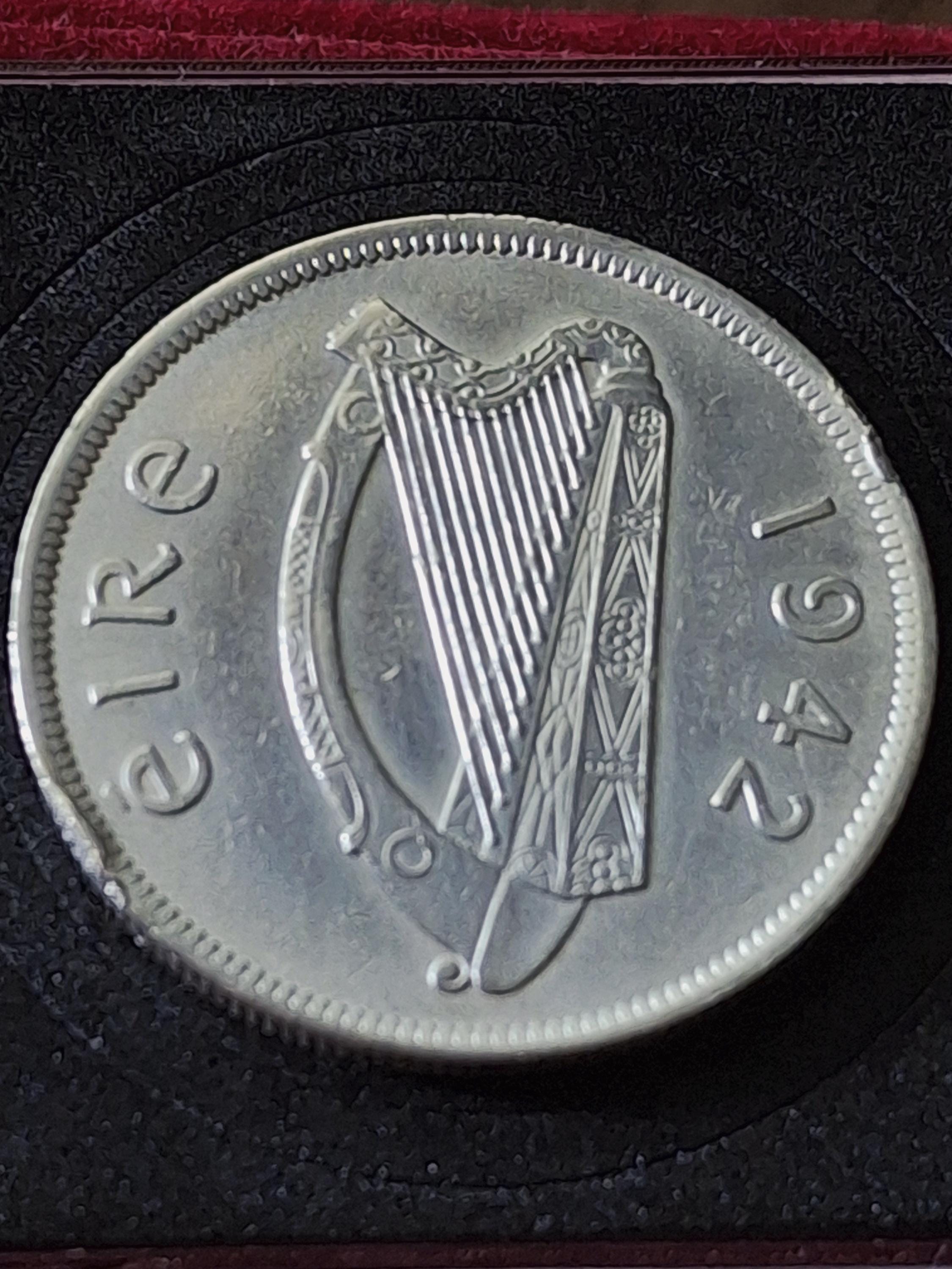 1940年 アイルランド ハーフクラウン ホース シルバーコイン | コレクターズグレード | a2302 本物のアイルランド産銀貨。1942年 アイルランド産ハーフクラウン、高級ハープコイン。新品アクリルホルダー付き。COAとギフトボックス付き。 - Etsy 日本