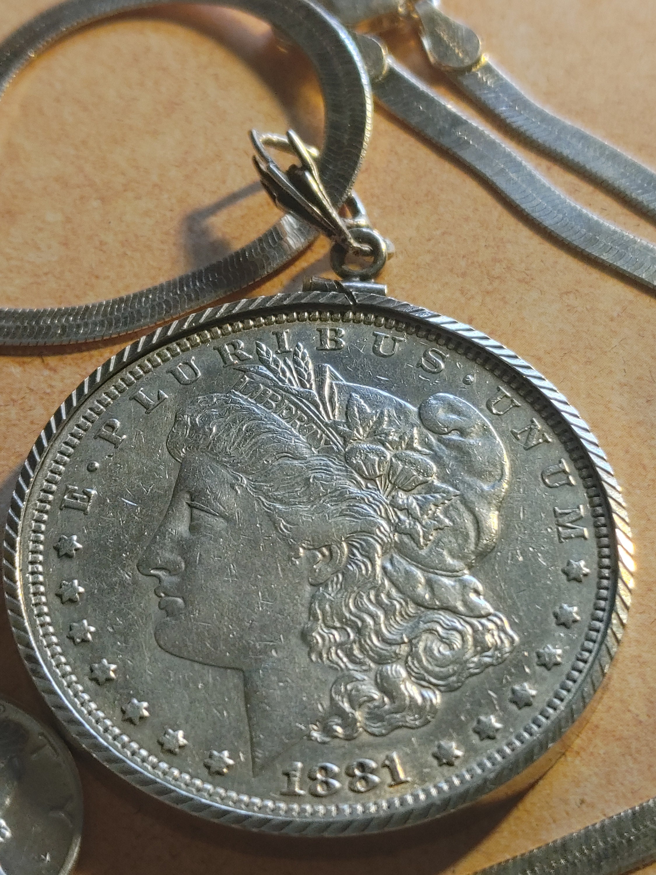 1881年モルガン銀貨ペンダント：未流通フィラデルフィアコイン