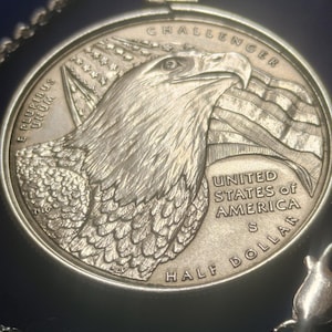 2008 geprägter Halbdollar-Anhänger mit brütenden amerikanischen Adlern, gefasst in Sterlingsilber mit einer 61 cm langen, in Italien gefertigten Sterlingsilber-Seilkette. Sehr seltene Münze der South Mint. Bild 2