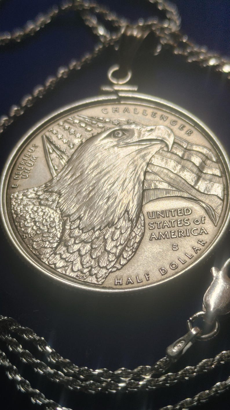 2008 geprägter Halbdollar-Anhänger mit brütenden amerikanischen Adlern, gefasst in Sterlingsilber mit einer 61 cm langen, in Italien gefertigten Sterlingsilber-Seilkette. Sehr seltene Münze der South Mint. Bild 2