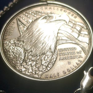 2008 geprägter Halbdollar-Anhänger mit brütenden amerikanischen Adlern, gefasst in Sterlingsilber mit einer 61 cm langen, in Italien gefertigten Sterlingsilber-Seilkette. Sehr seltene Münze der South Mint. Bild 1