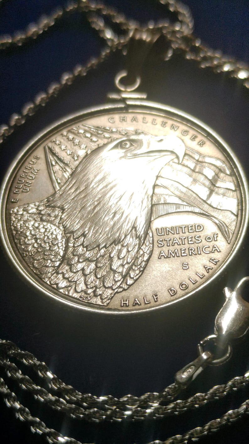 2008 geprägter Halbdollar-Anhänger mit brütenden amerikanischen Adlern, gefasst in Sterlingsilber mit einer 61 cm langen, in Italien gefertigten Sterlingsilber-Seilkette. Sehr seltene Münze der South Mint. Bild 1