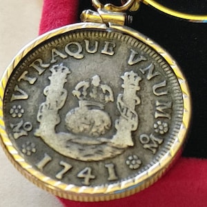 Seltene 1741 Spanische, Mexiko Doppelsäulen Antike Silbermünze Anhänger Halskette, vergoldete Lünette, 18KGF Gold gefüllt Kette, COA & BOX