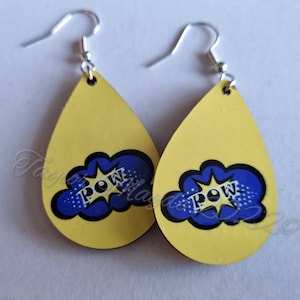Boucles d’oreilles super hero pow, cadeaux inspirés geek, boucles d’oreilles pendantes, idées cadeaux pour la fête des mères, bijoux originaux, boucles d’oreilles imprimées, faites à la main,