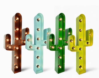 Puede incluir: Cuatro letreros luminosos de metal con forma de cactus en marrón, azul claro, verde y amarillo. Cada cactus tiene una serie de bombillas redondas.