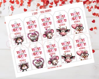 以下が含まれることがあります： 「A little treat for someone so sweet!」のテキストと「Michaela」の名前が入った、印刷可能なギフトタグ。猫、ハリネズミ、ネズミ、牛、フクロウなど、ピンク色のアクセントが施された様々な可愛い動物のイラストが特徴です。