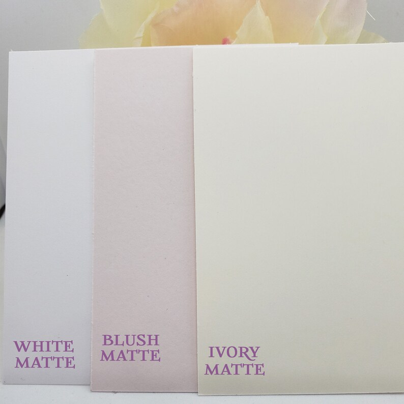 Pode incluir: Tr&ecirc;s amostras de cart&atilde;o em branco, blush e marfim fosco. O texto nos cart&otilde;es diz "Branco Fosco", "Blush Fosco" e "Marfim Fosco".