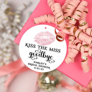 印刷可能な「キス・ザ・ミス」ブライダルシャワータグ、ブライダルシャワーの記念品