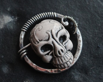 Trésor du crâne | Pendentif tête de mort en argent sterling et céramique