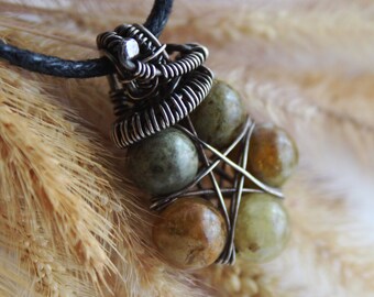 Pentacle grenat vert | Collier pentagramme en cuivre et grenat grossulaire