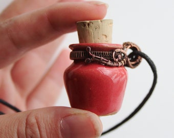 Pendentif bocal rouge et cuivre | Collier bouteille de sorts en céramique fait main | Collier Urne
