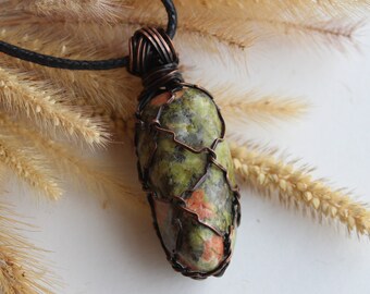 Pendentif enveloppé d'unakite et de cuivre