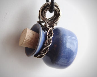 Pendentif bocal bleu poudre et argent | Collier bouteille de sorts en céramique fait main | Collier Urne
