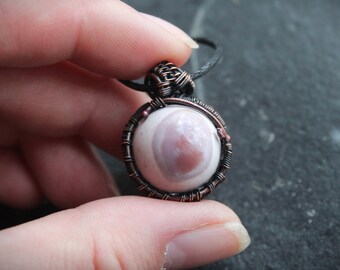 Collier orb rose en mokaite et cuivre | Pendentif réversible en jaspe pastel