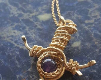 Gouden langzwaard en amethist hanger