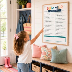 Peut inclure: Une affiche murale encadr&eacute;e intitul&eacute;e Summer Bucket List avec une liste d'activit&eacute;s &agrave; cocher et un espace vide pour les souvenirs en bas. L'affiche pr&eacute;sente du texte color&eacute; et une liste de t&acirc;ches incluant Go on a hike, Watch the sunset et Fly a kite.