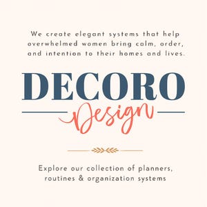 Peut inclure: Un affichage graphique avec le texte DECORO Design en bleu fonc&eacute; et en &eacute;criture corail. Au-dessus, le texte indique : We create elegant systems that help overwhelmed women bring calm, order, and intention to their homes and lives. En dessous : Explore our collection of planners, routines & organization systems.
