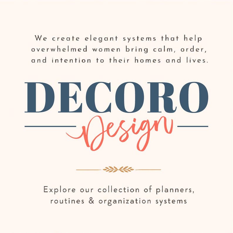 Peut inclure: Un affichage graphique avec le texte DECORO Design en bleu fonc&eacute; et en &eacute;criture corail. Au-dessus, le texte indique : We create elegant systems that help overwhelmed women bring calm, order, and intention to their homes and lives. En dessous : Explore our collection of planners, routines & organization systems.