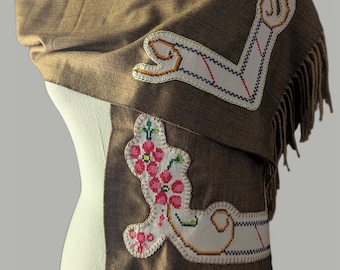 Handgefertigter Monogramm Schal mit Blumenstickerei im Western Style. Boho Fransen Schal.