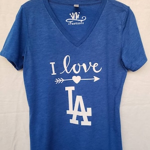 T-shirt femme col en V Love LA. Chemise femme bleue à col en V. T-shirt femme LA Dodgers. Chemise de baseball.
