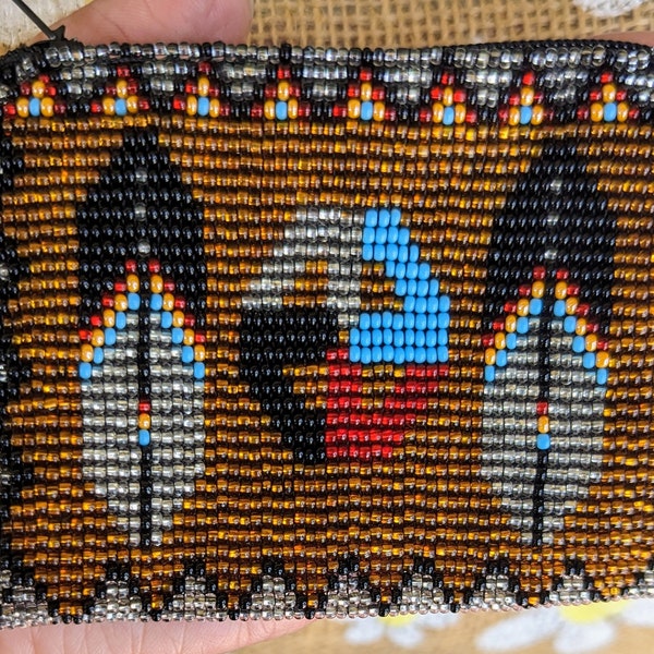 Monedero de cuentas de Sead con diseño de plumas nativas tribales. Accesorio de bolsa de bolsa de cambio. Regalos hechos a mano de Southwest Beadwork Art.