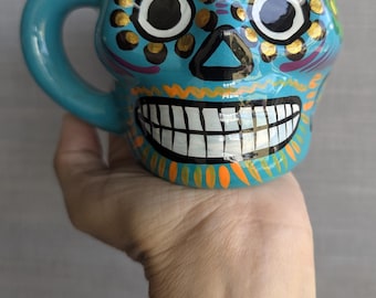 Café Sugar Skull na cor turquesa. Xícara de café de argila pintada à mão. Caneca de argila para chá.