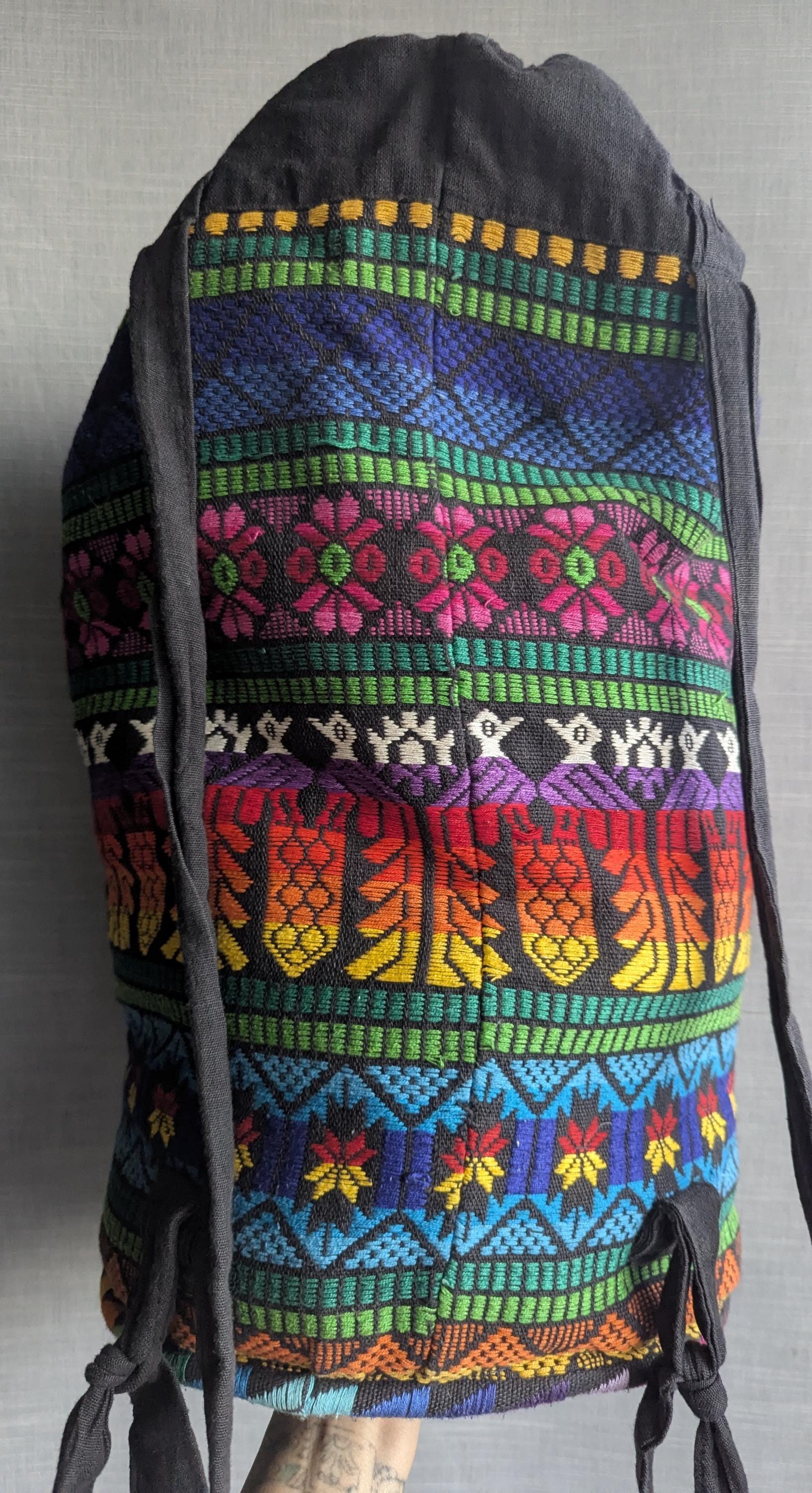 カラフルな刺繍が施されたダッフルバックパック - グアテマラで手作り 