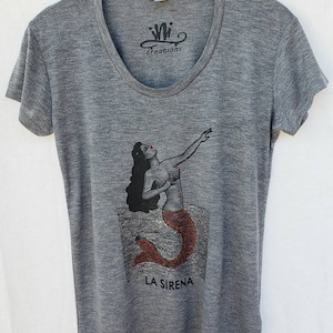 Le t-shirt sirène. T-shirt La Sirena. T-shirt sirène peint à la main T-shirt carte sirène Loteria. Cadeau idéal.