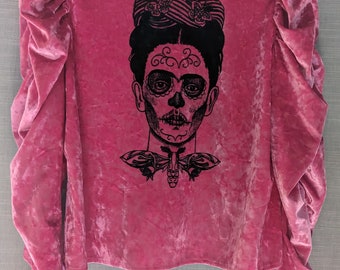 Frida Day of the Dead sammetsrosa långärmad screentryckt damtopp. Unik Frida långärmad blus för kvinnor.