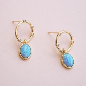 Örhängen med orbital glödande opal, örhängen med blå opal, fina guldörhängen, himmelska smycken, sommarstil, galaxinspirerade, bohemiska örhängen